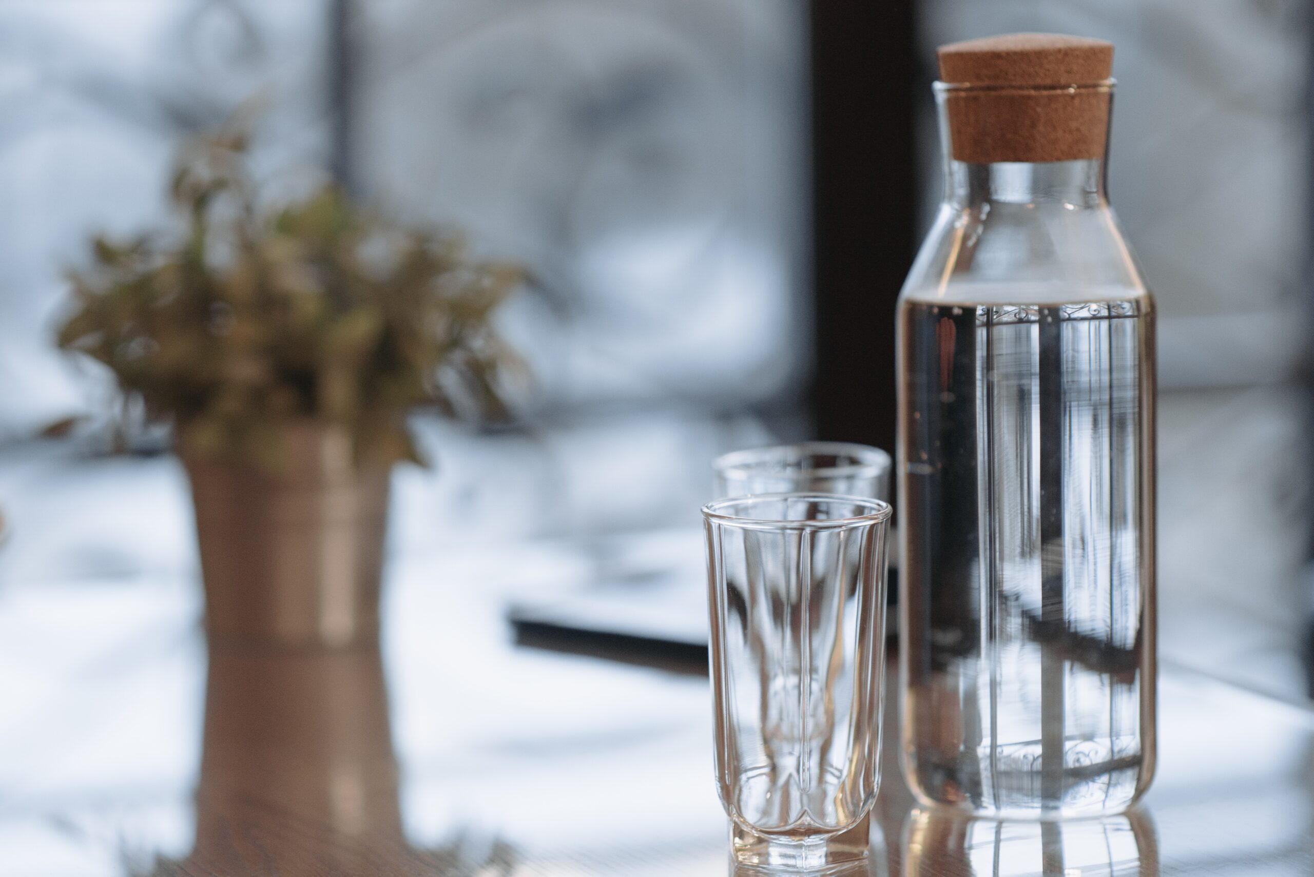 2 vasos de agua para simular la hidratacion utilizada en remedis caseros
